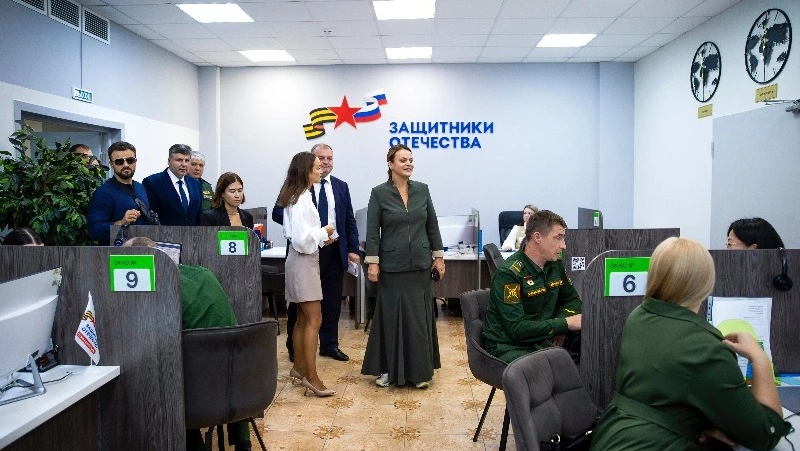Анна Цивилева посетила филиал фонда «Защитники Отечества» в Южно-Сахалинске