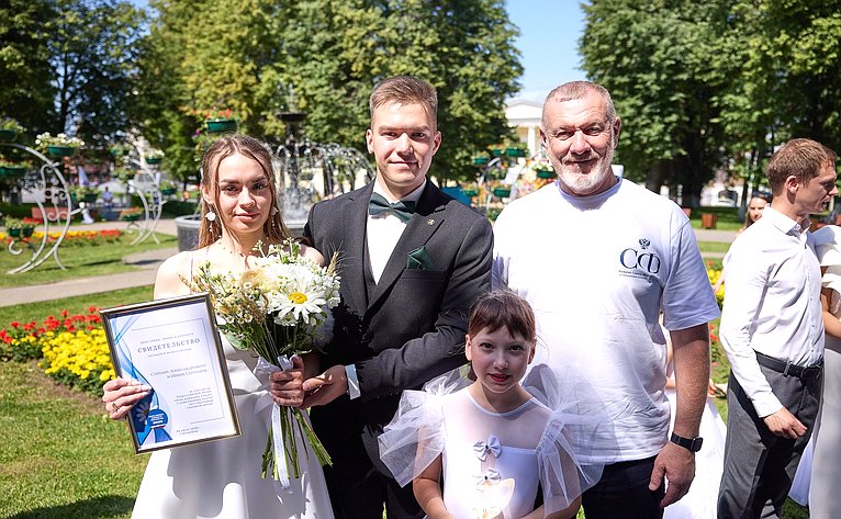 В День семьи, любви и верности во Владимирской области состоялось Всероссийская акция «День рождения семьи», в ходе которой сенаторы поздравили молодожёнов