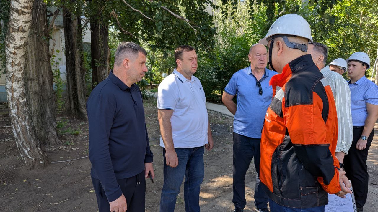 Сергей Барулин вместе с министром строительства и ЖКХ области Михаилом Бутылкиным осмотрел работы, которые выполняются в рамках концессионного соглашения