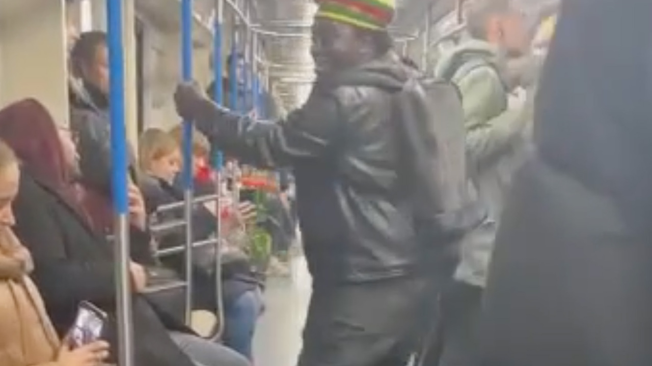 человек под поездом в метро. толкнул под поезд в метро. в метро попался. суицидник прыгнул под поезд. избили в московском метро.