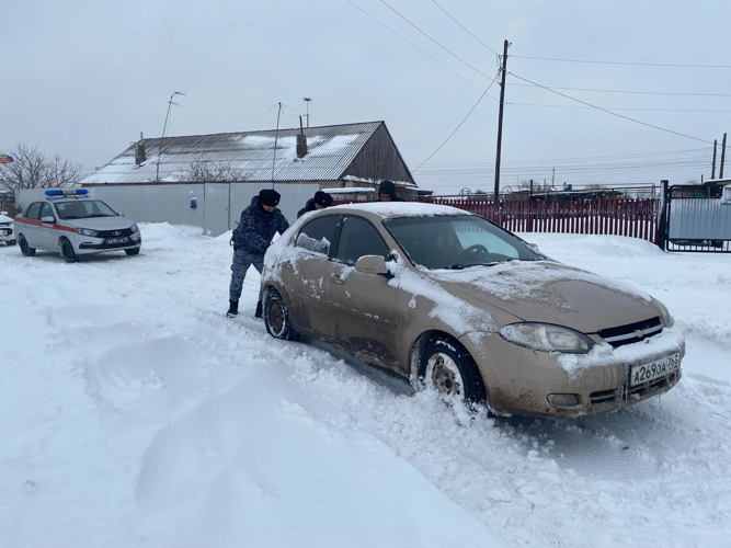 Росгвардейцы пришли на помощь автомобилистам во время снегопада в Самарской области