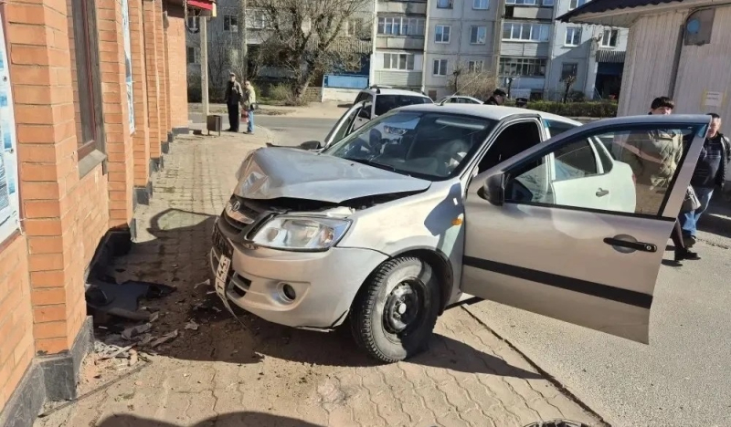 Костромичка не справилась с управлением и въехала в стену здания