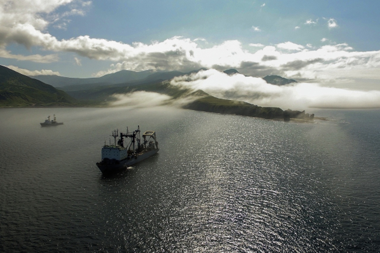 Российские суда в Новокурильской бухте острова Уруп.