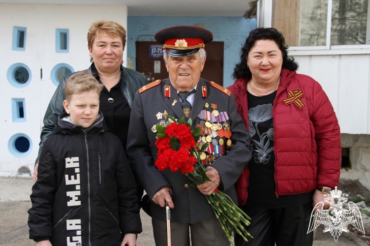 В Сыктывкаре росгвардейцы организовали праздник для ветерана в честь Дня Победы