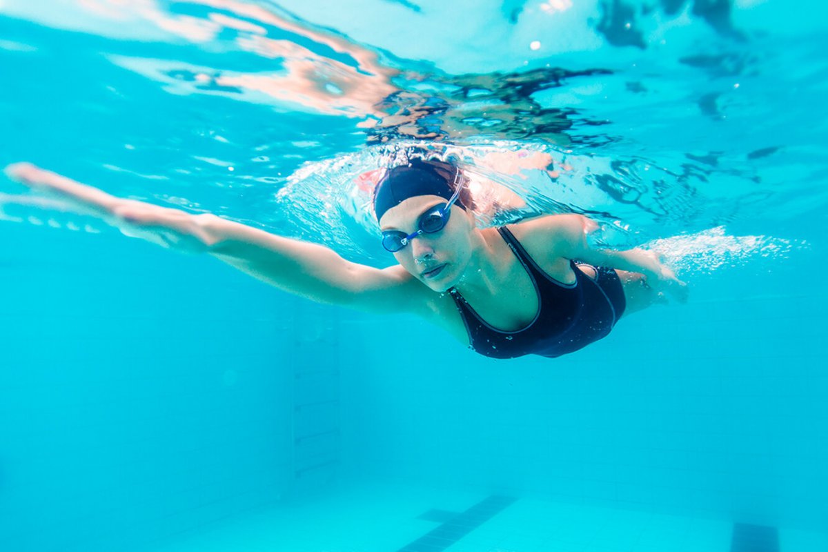 5 аксессуаров, которые стоит взять с собой в бассейн