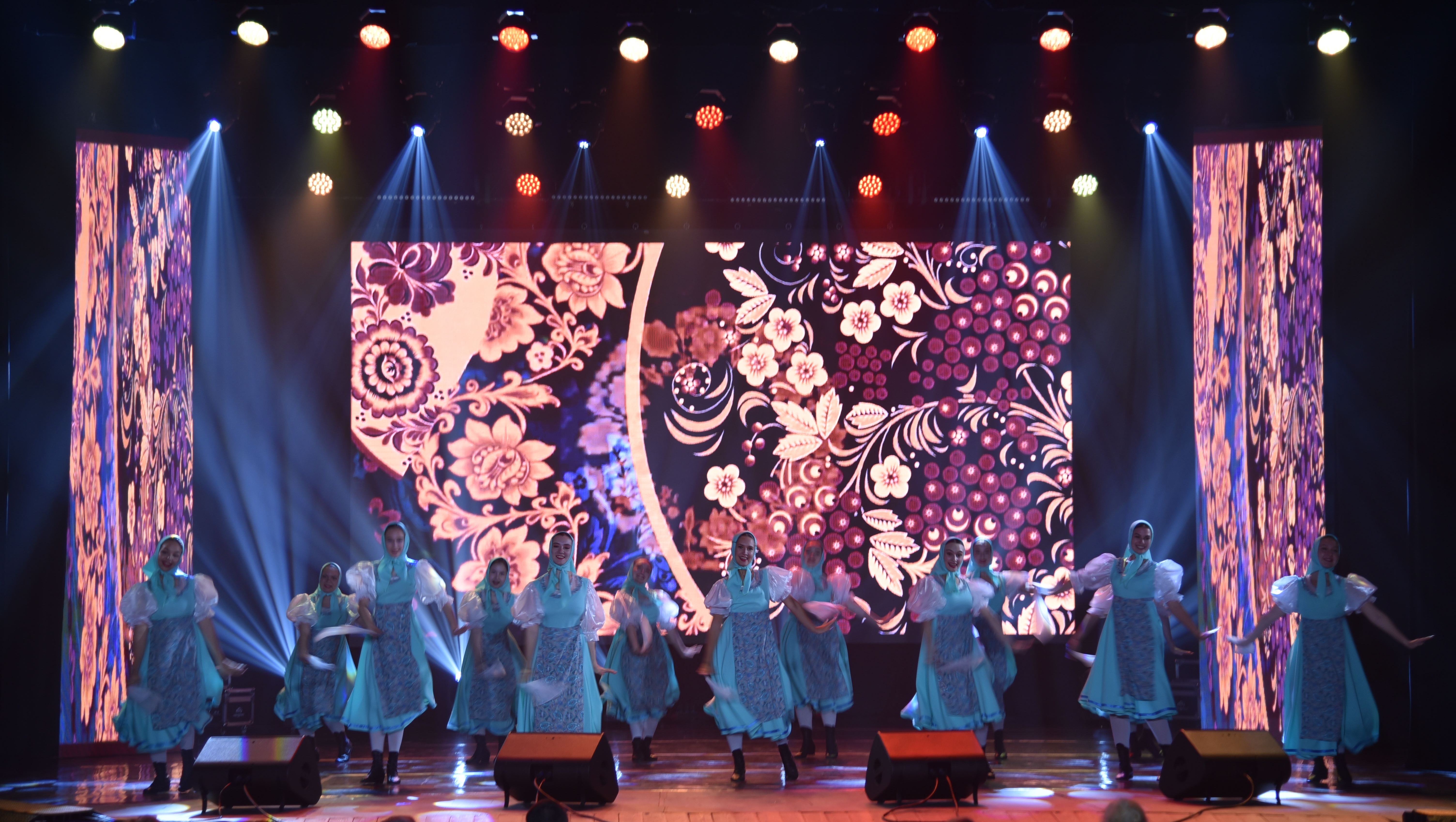 Состоялся праздничный концерт посвященный. Концерт посвященный году семьи в Махачкале. Праздничный концерт “все цветы тебе одной”.