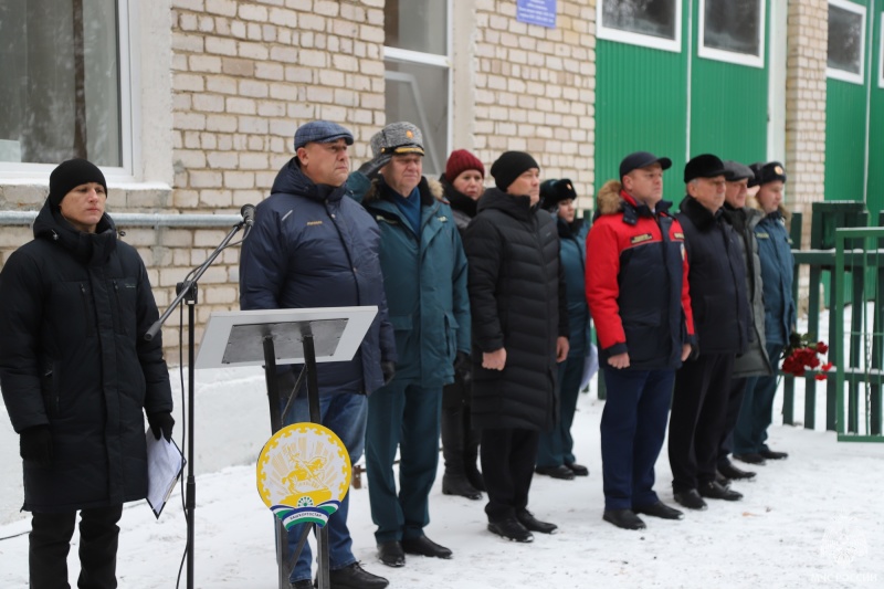 Открыли мемориальную доску в память о сотруднике МЧС России - участнике СВО