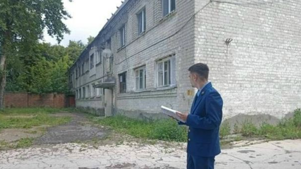 В Гордеевке после жалобы жильца отремонтировали отмостку двухэтажного дома