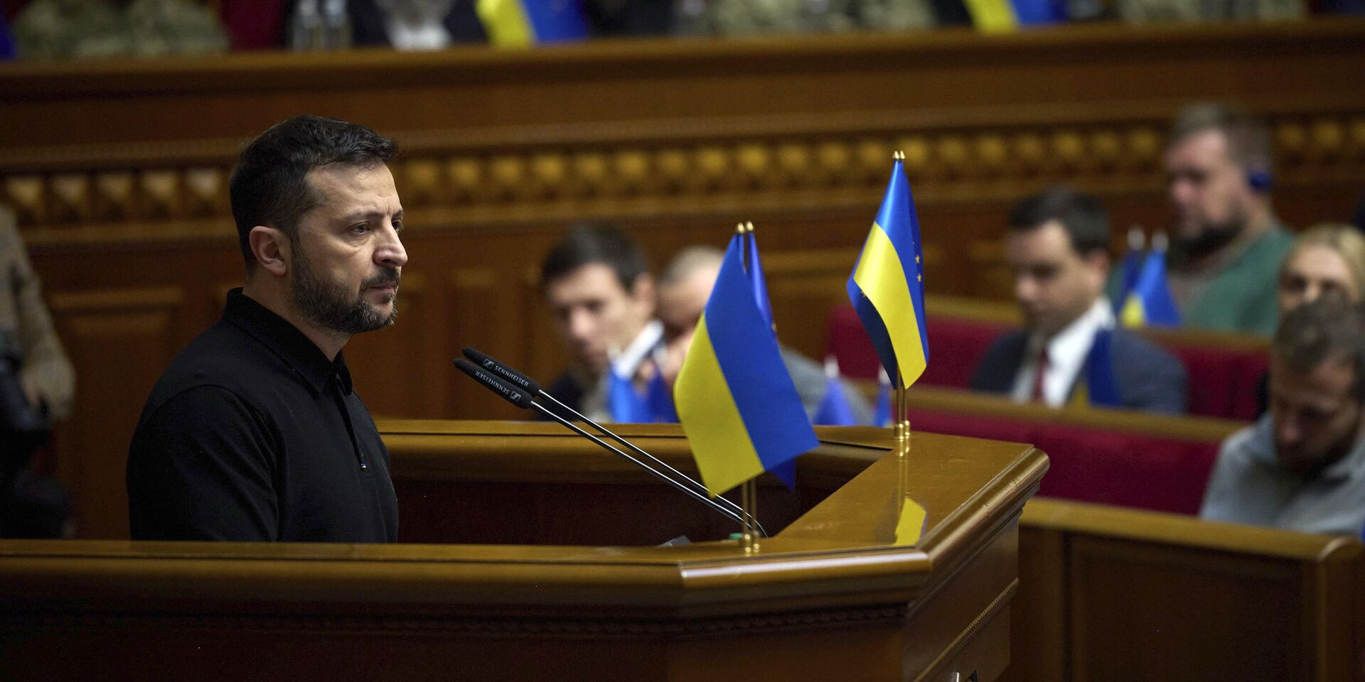 Владимир Зеленский выступает перед парламентариями в Верховной Раде 16 октября 2024 года. - ИноСМИ, 1920, 22.09.2025