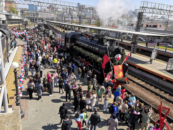 На железнодорожную станцию во Владивостоке под звуки военного оркестра Росгвардии прибыл поезд Победы