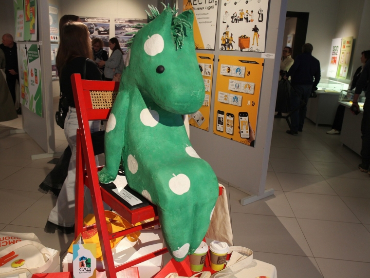 Двадцать пять с плюсом: на юбилейной выставке кафедры дизайна ОмГТУ посетителей встречает зеленый конь в яблоках