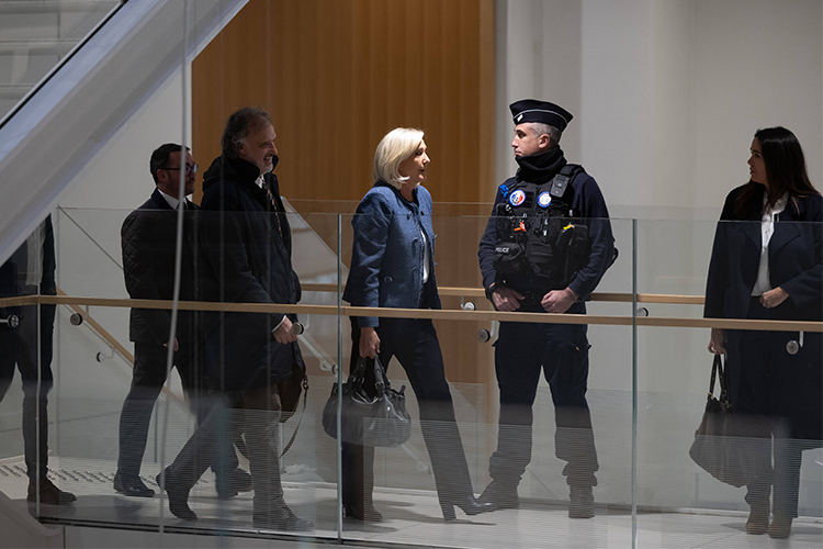 Ле Пен приговорили к лишению свободы на 4 года (2 года условно и 2 в электронном браслете), поражению в избирательных правах на пять лет и выплате штрафа в 100 тыс. евро