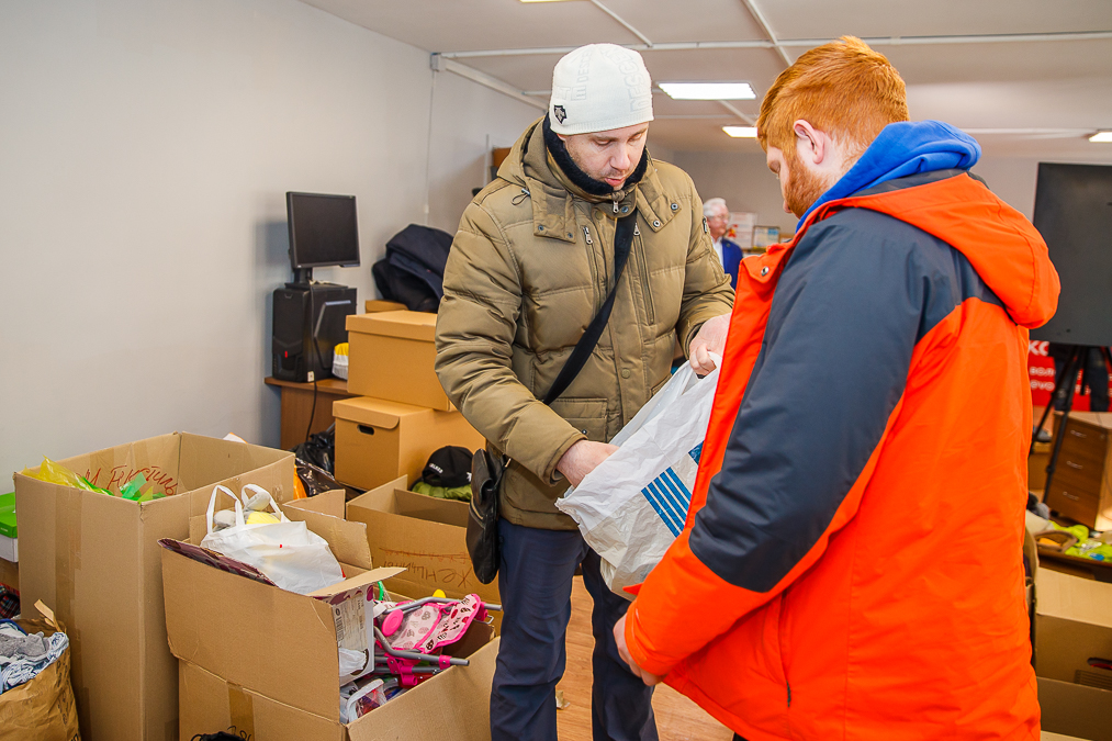 вещи для беженцев. вещи для беженцев. вещи беженцам. беженцы в росиночке тамбов. подмосковье собирает гуманитарную помощь для донбасса.
