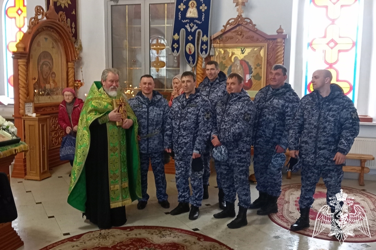 Сотрудники вневедомственной охраны посетили церковную службу в храме Воронежской области