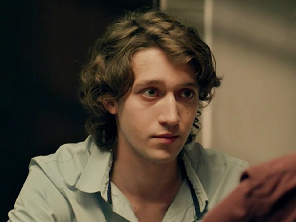 Актера Левду осудили на три года колонии за избиение матери