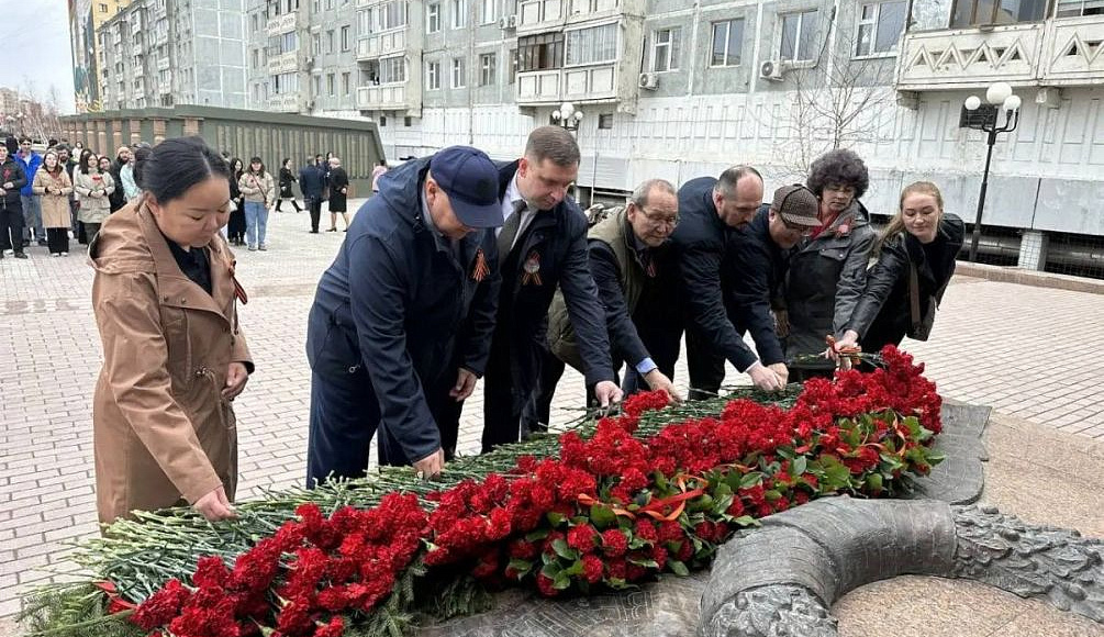 Юридическое сообщество Якутии возложило цветы к мемориалу участникам Великой Отечественной войны в г. Якутске.