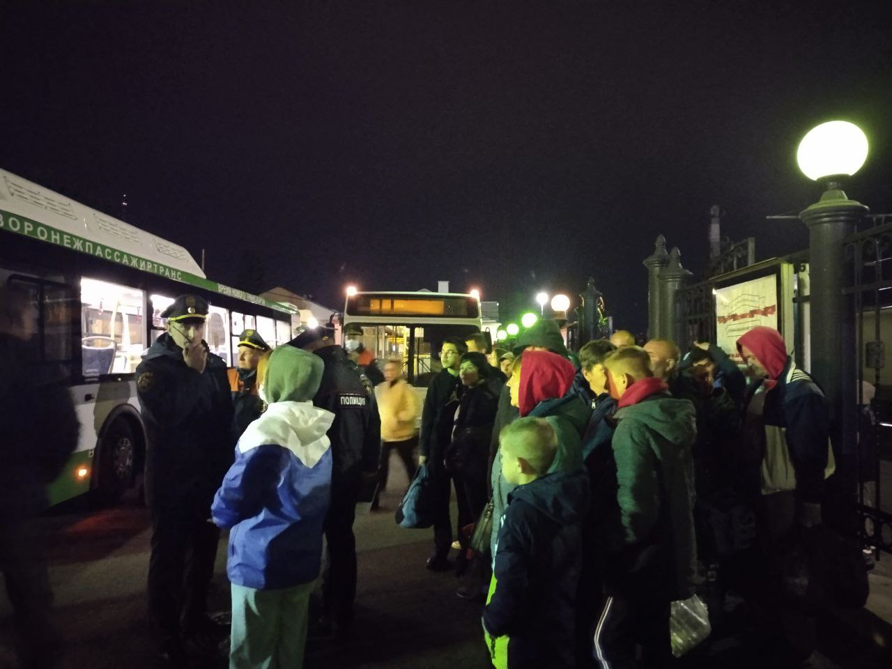 Открытие вокзала. Воронеж вокзал воронеж 1. Воронеж южный область. Мост на работнице воронеж. Жд вокзал воронеж-1 скульптуры зал ожидания.