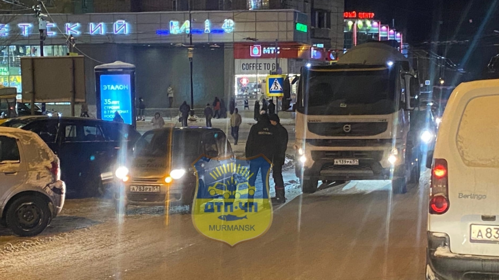 Мурманск сейчас фото. Новости чп мурманск. Ул лобова 14 мурманск. Новости чп мурманск. Машина на улице.