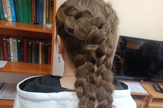 В изолированном участке, функционирующем как исправительный центр при КП-12 УФСИН России по Омской области, состоялся мастер-класс по плетению кос