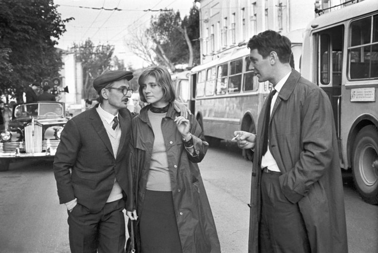 Режиссер Марлен Хуциев и актеры Евгения Уралова и Александр Белявский (слева направо) на съемочной площадке фильма «Июльский дождь»