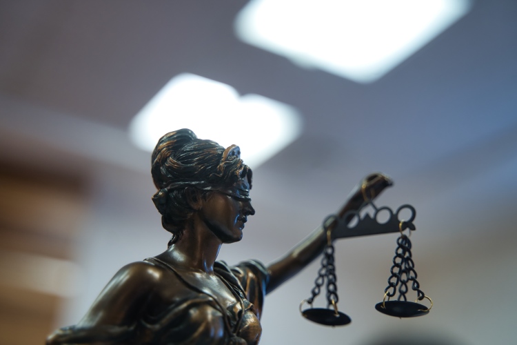 Предъявить иск судье не мешает никакой закон. Неприкосновенность в данном случае не действует