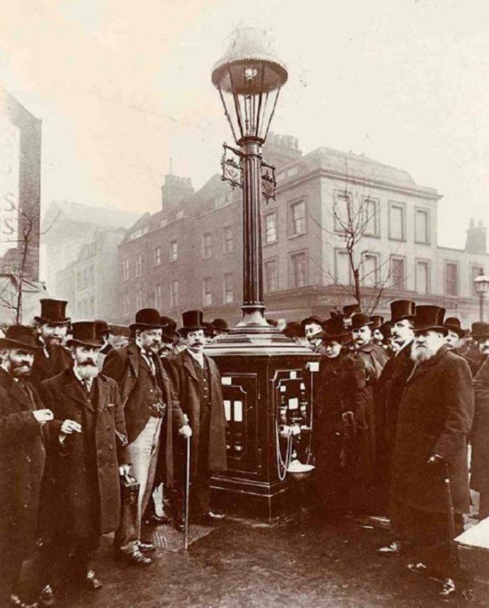 Иллюминация кремля 19 век. Маковский иллюминация московского кремля 1883. Освещение города в 19 веке. Фонари на улицах санкт петербурга в 1873 году. С.