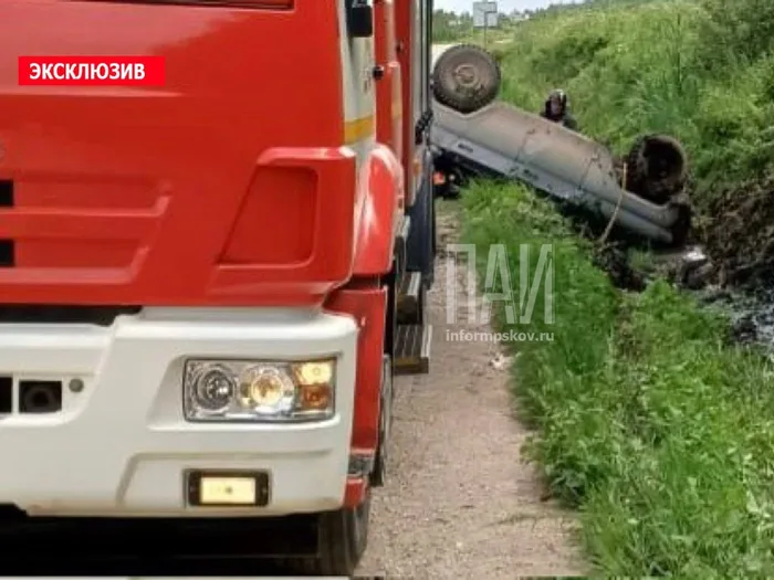 Автомобиль опрокинулся на дороге (ФОТО)
