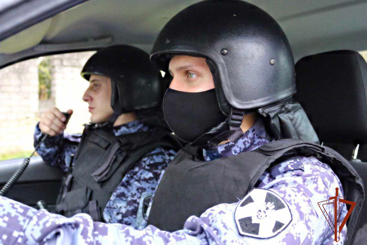 Росгвардейцы задержали двоих молодых людей, похитивших автотовары (ВИДЕО)