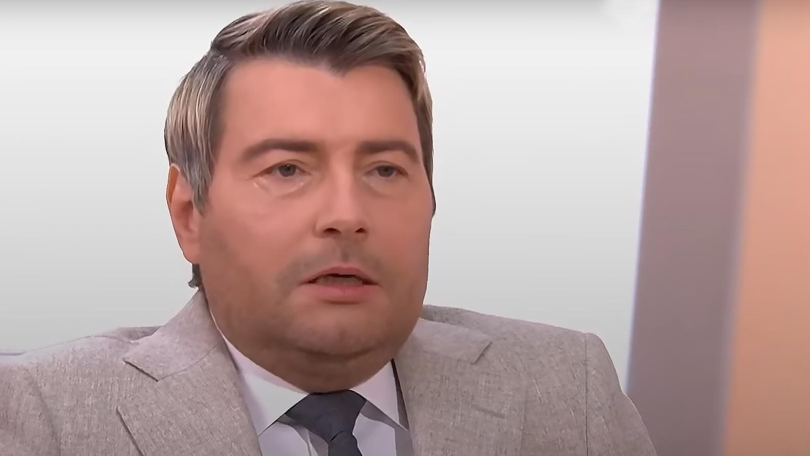 один в один басков упал с верхней полки купе
