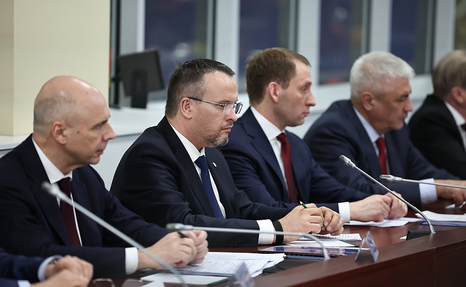 Министр финансов Антон Силуанов (слева), Министр транспорта Андрей Никитин, Министр природных ресурсов и экологии Андрей Козлов и Министр внутренних дел Владимир Колокольцев на совещании по вопросам развития автономных систем.