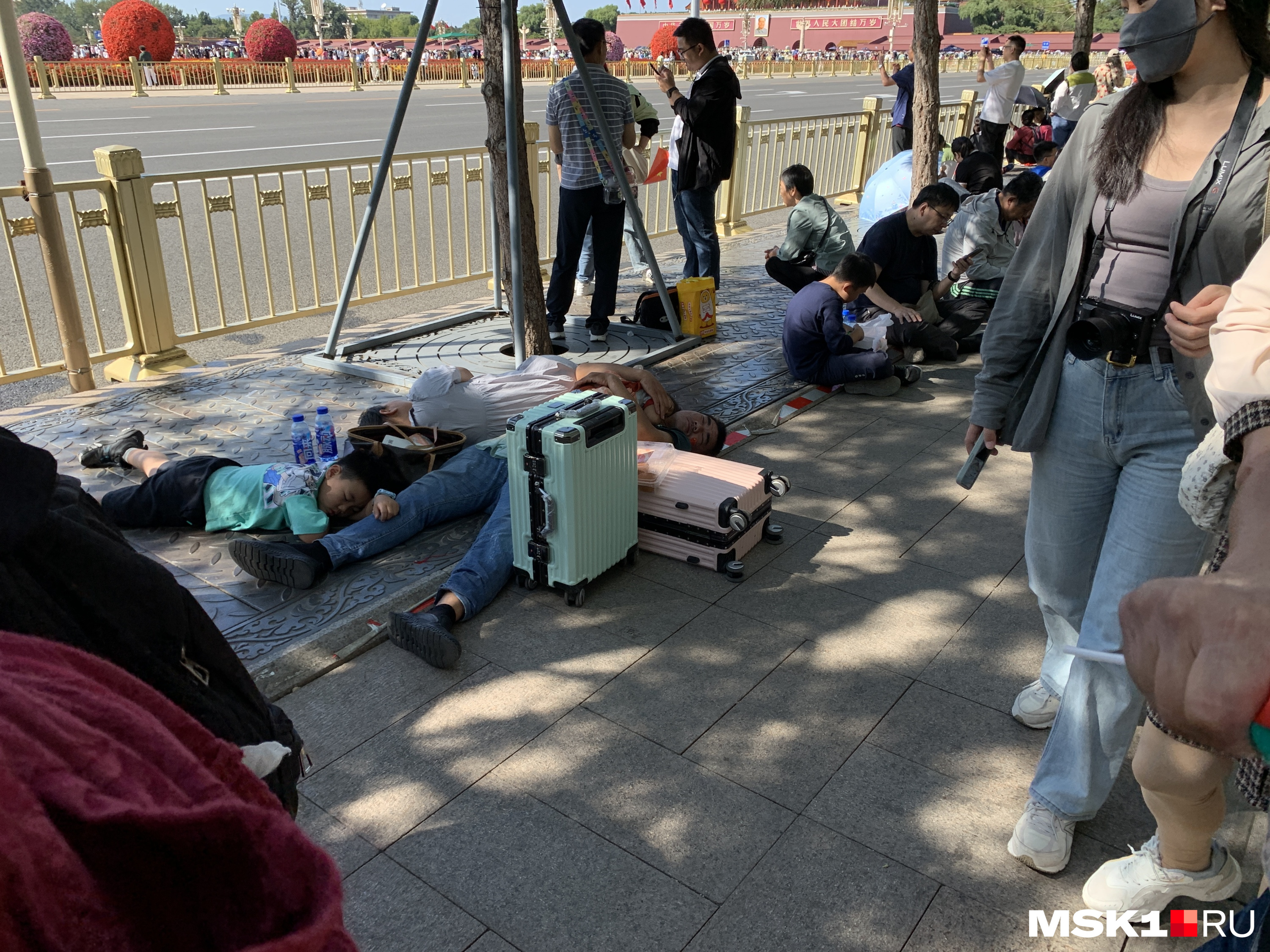 Отдыхающие на площади Тяньаньмэнь