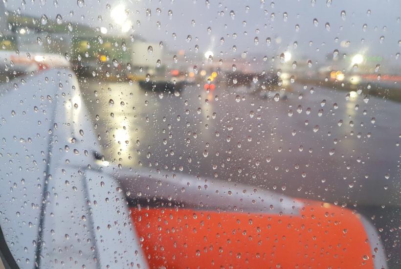 Капли дождя на стекле