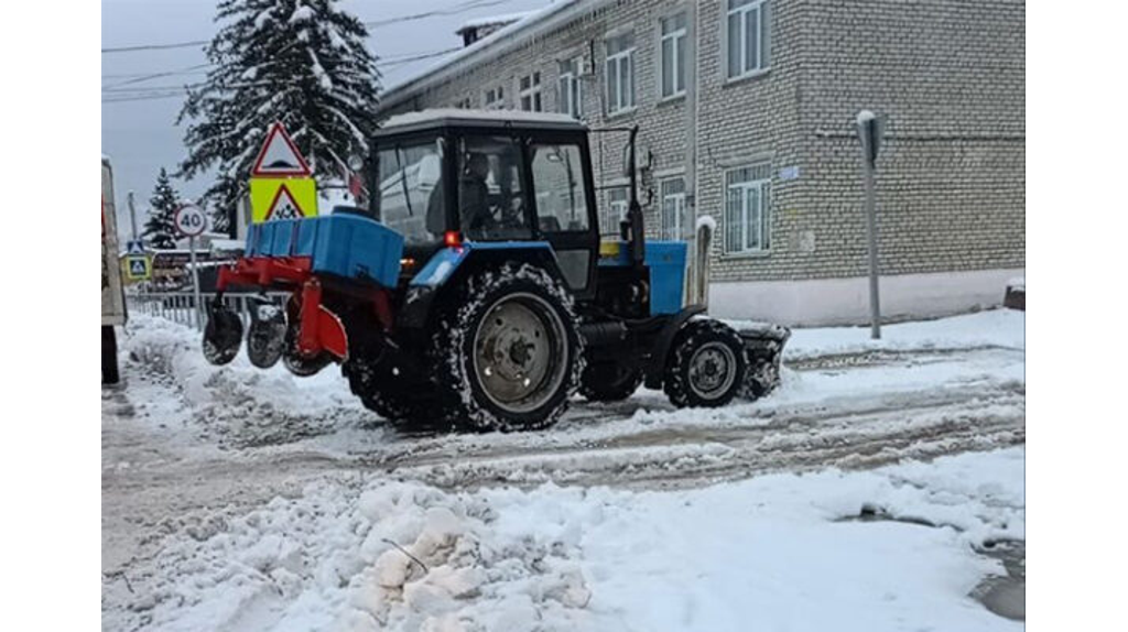 В Клетнянском районе расчищают дороги после снегопада