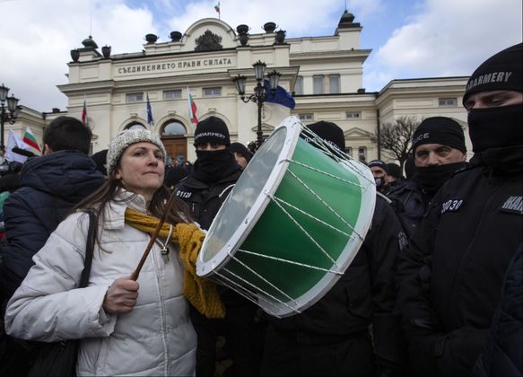 Сторонники политической партиии «Возрождение» перед зданием Народного собрания в столице Болгарии