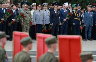 Алексей Текслер почтил память героев в День Великой Победы