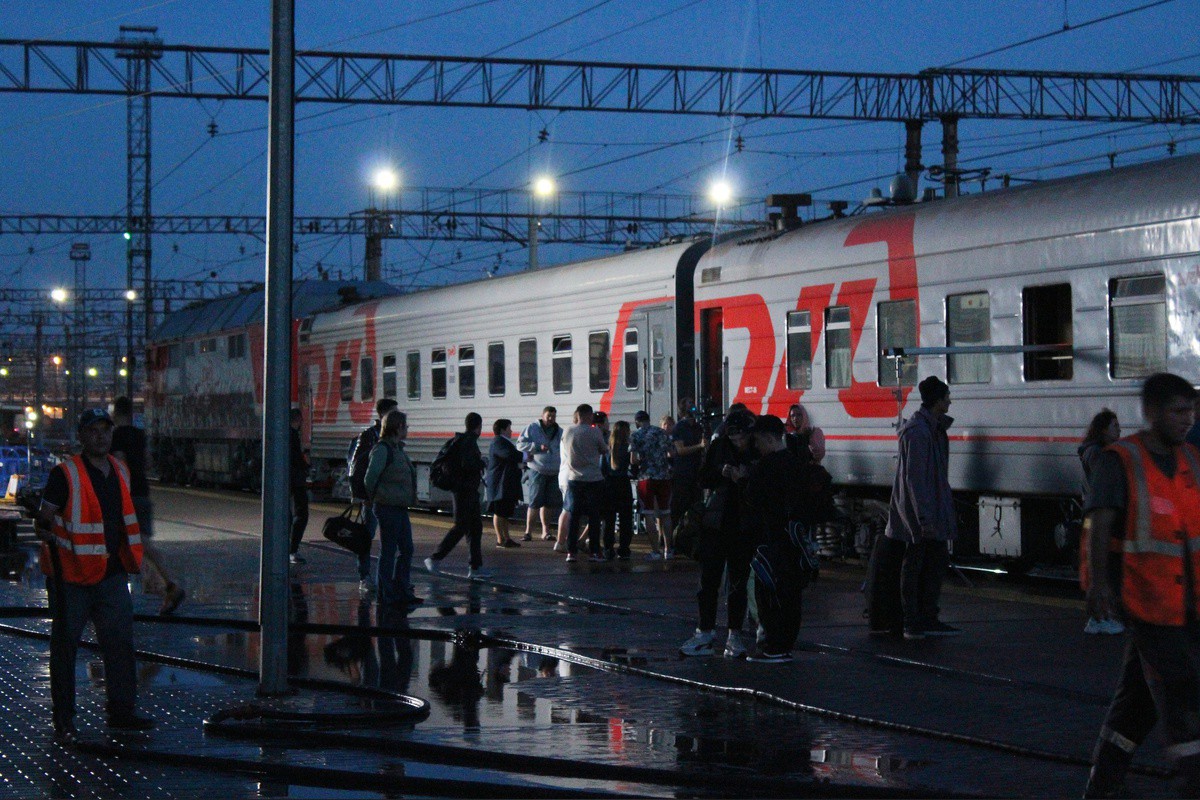 Снято тюмень. Вокзал. Люди на вокзале. Поезд на вокзале. Вокзалы России.