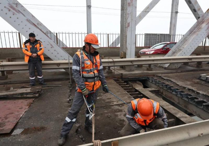 На Старом мосту в Астрахани два дня будет действовать реверсивное движение