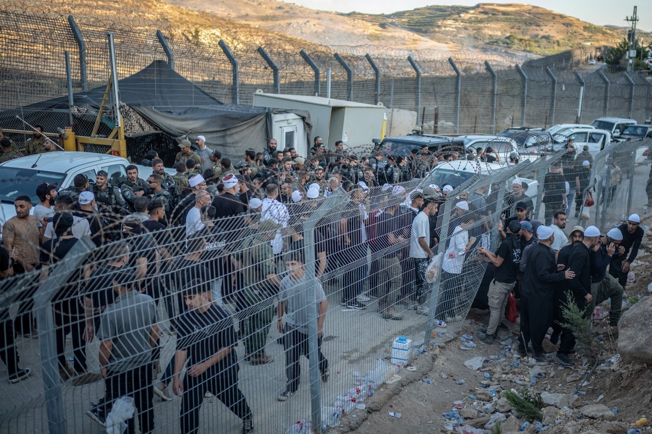 Израильские друзы пересекают границу в знак поддержки соплеменников на сирийской стороне.