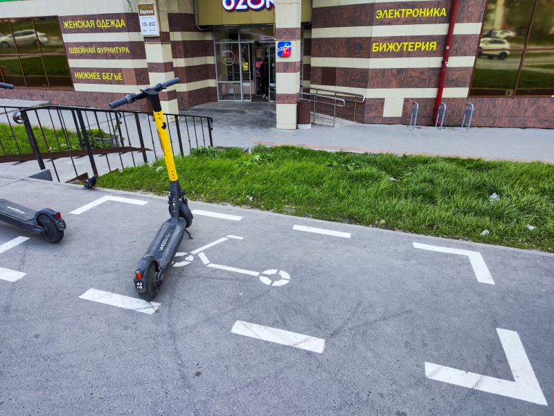 Самокат на парковке