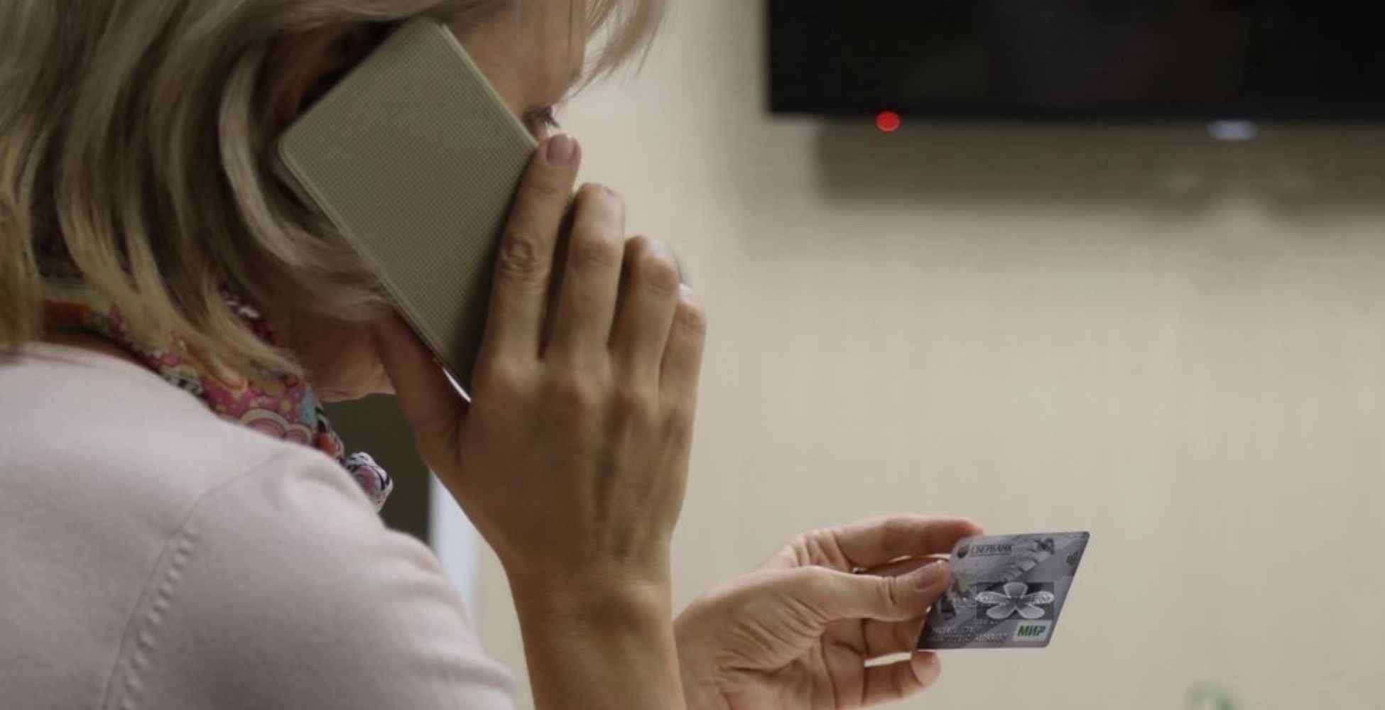 звонят ложат. телефон в руке. украла звонит приняли. украл мобильник. в 1 из приведенных ниже слов допущена ошибка в постановке ударения.