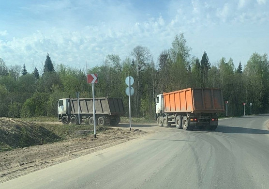 Грузовики с карьера, принадлежащего «ДСУ-1», разрушают дорогу в Ивановском округе 