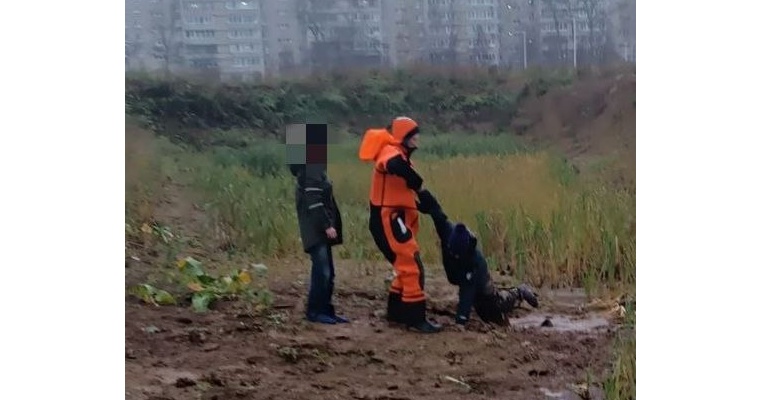 В Глазове спасатели вытащили детей из болота
