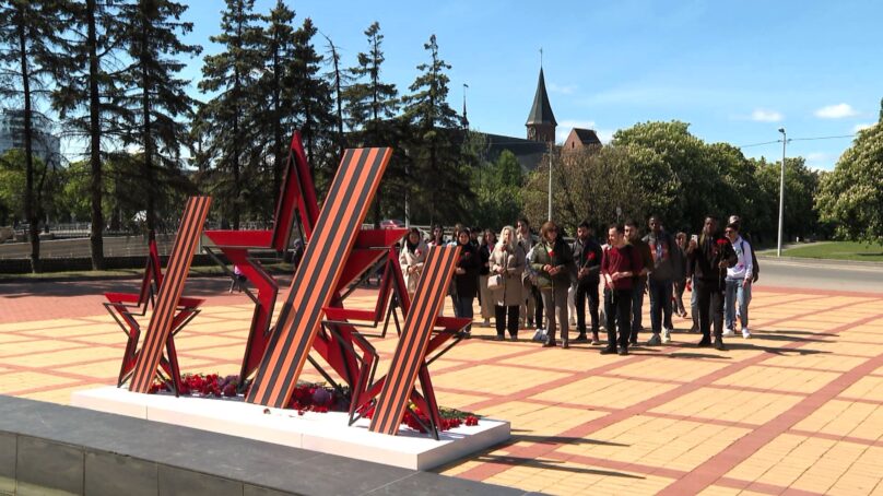 К памятному знаку морякам-балтийцам с красными гвоздиками в руках пришли иностранные студенты подготовительного курса КГТУ