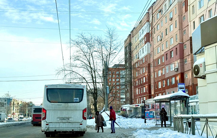 «Автобус длинный, а остановочку очистят вот на столечко»: смотрим, как «откопали» Тулу для пешеходов после снегопадов