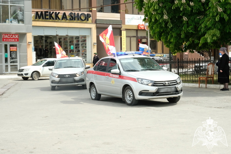 В Дагестане росгвардейцы провели автопробег ко Дню Победы и юбилею ведомства