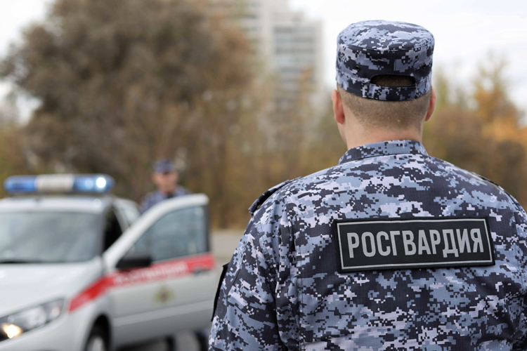 В Татарстане сотрудники Росгвардии по срабатыванию тревожной сигнализации задержали троих граждан 