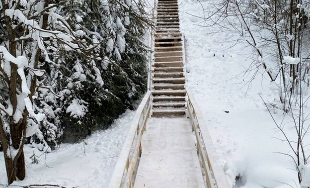 В Нагорске отремонтировали пешеходный мост, по которому дети ходят в школу