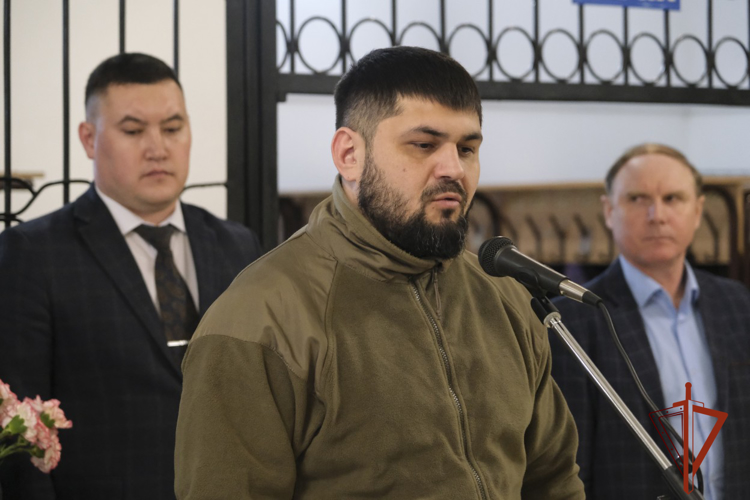 Накануне Дня защитника Отечества в Горно-Алтайске установили мемориальную доску росгвардейцу, погибшему в ходе специальной военной операции