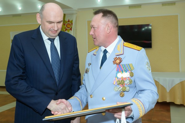 Начальник УФСИН России по Оренбургской области Сергей Поршин вручил Губернатору региона Евгению Солнцеву ведомственную награду ФСИН России