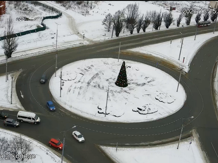 На Ленинском проспекте в Йошкар-Оле установили вторую новогоднюю елку